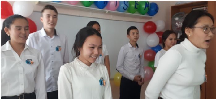 English teacher S.O. Zharlygasova held an extracurricular event “Surprise me!”. 